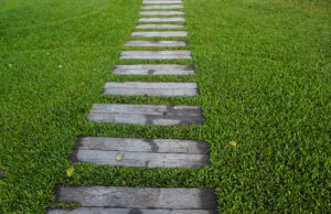 Tipp: Trittsteine für Rasen und Beete
